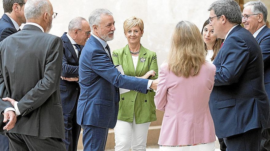 El lehendakari Iñigo Urkullu, saluda al alcalde de Bilbao, Juan Mari Aburto, en presencia de la consejera Arantxa Tapia, en la reunión de ayer en Lakua. | FOTO: IREKIA