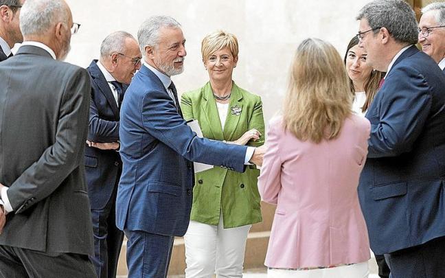 El lehendakari Iñigo Urkullu, saluda al alcalde de Bilbao, Juan Mari Aburto, en presencia de la consejera Arantxa Tapia, en la reunión de ayer en Lakua. | FOTO: IREKIA El lehendakari Iñigo Urkullu, saluda al alcalde de Bilbao, Juan Mari Aburto, en presencia de la consejera Arantxa Tapia, en la reunión de ayer en Lakua. | FOTO: IREKIA