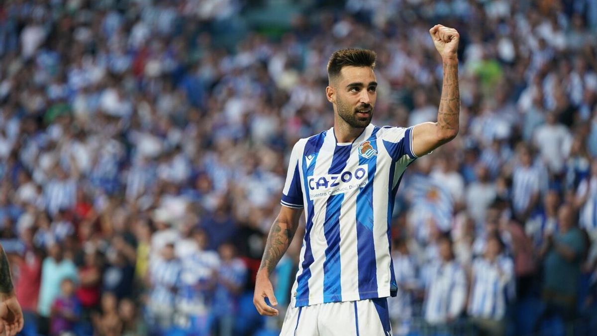 Brais Méndez celebra con la grada el gol que marcó ante el Villarreal.