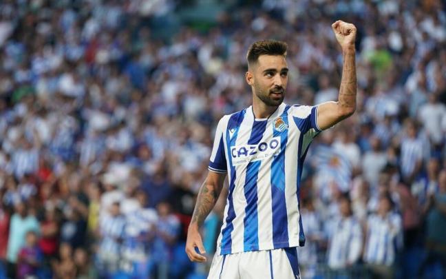 Brais Méndez celebra con la grada el gol que marcó ante el Villarreal.