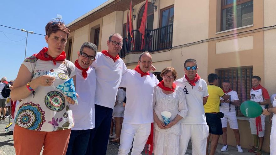 Félix Zabaleta Ventura, tercero por la derecha, con sus compañeros de vivienda de Anfas en Sangüesa.