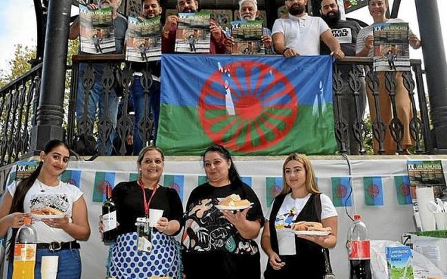 Miembros de Camelamos Adiquerar junto a los ediles. | FOTO: HERRI BIZIA