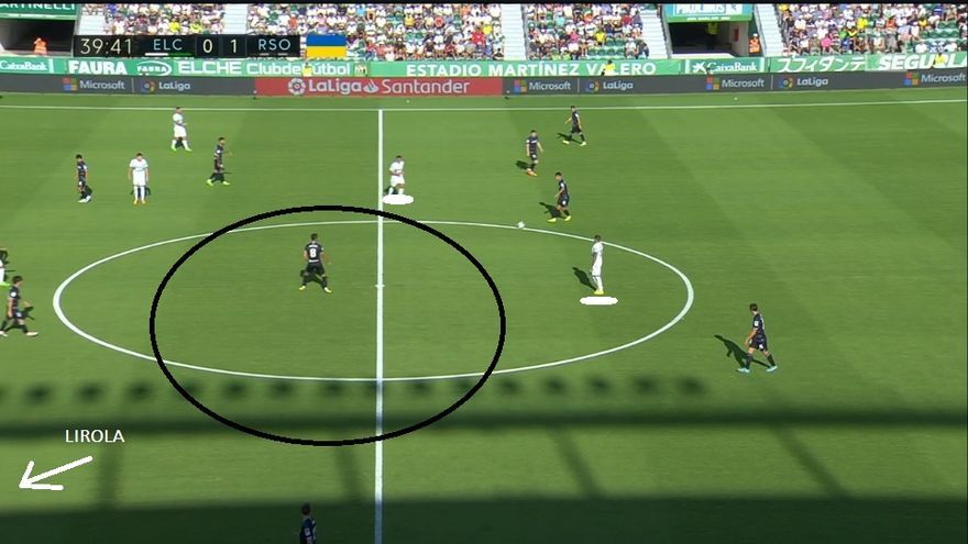 Hasta el descanso, el Elche no supo por dónde le daba el aire. Los dos puntas esperan muy abiertos, facilitando el pase interior. La Real hace sangre en el sector de Zubimendi y Merino, ya que Lirola ha dejado de saltar a por el 8 blanquiazul.