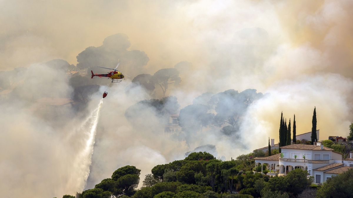 Un helicóptero trata de sofocar un incendio forestal en Catalunya.
