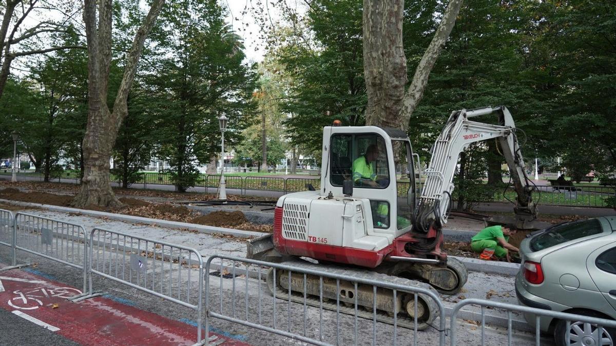 Una obra urbana genera ruido que se puede evitar internándose en el colindante parque de Doña Casilda.