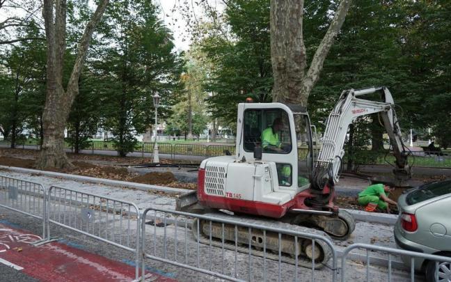 Una obra urbana genera ruido que se puede evitar internándose en el colindante parque de Doña Casilda. Una obra urbana genera ruido que se puede evitar internándose en el colindante parque de Doña Casilda.