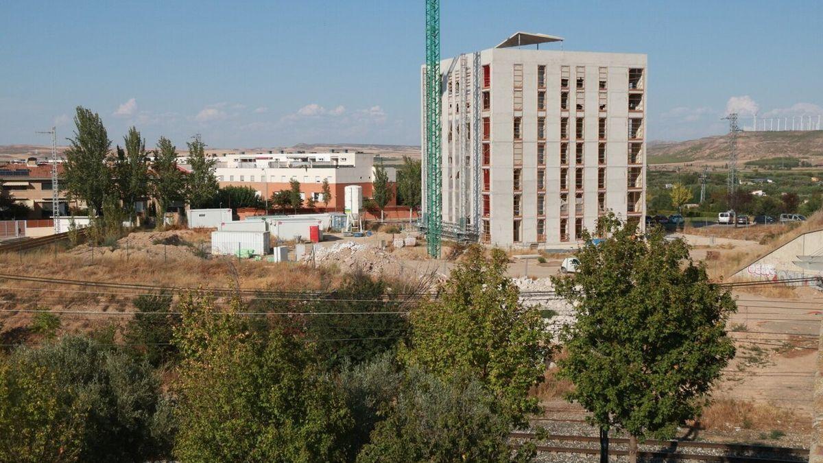 El edificio, con las obras detenidas, situado en el barrio de la Azucarera