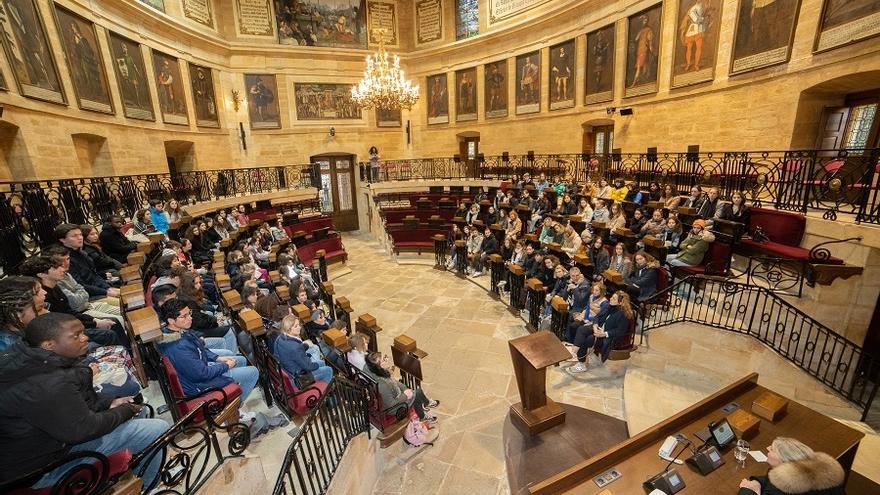 Los estudiantes en la Casa de Juntas de Gernika