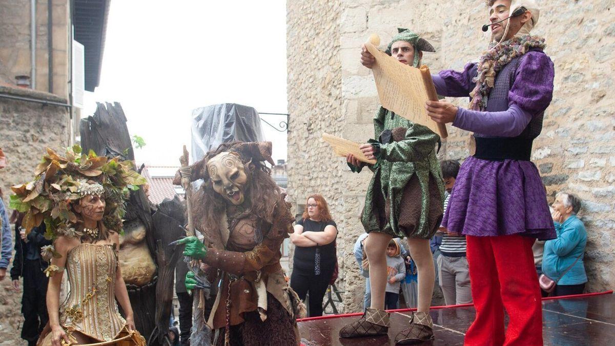 Arranca el Mercado Medieval en Vitoria bajo la lluvia