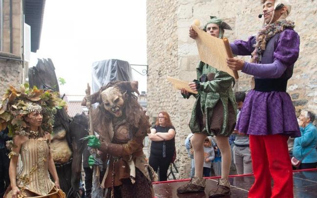 Arranca el Mercado Medieval en Vitoria bajo la lluvia Arranca el Mercado Medieval en Vitoria bajo la lluvia