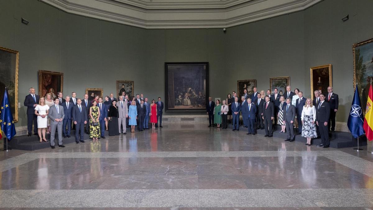 Foto de familia de los asistentes a la cena de gala que se celebró en el marco de la cumbre de la OTAN celebrada en Madrid.