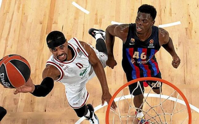 Brandon Davies intenta anotar una bandeja ante Nnaji durante un partido de la presente Euroliga. Brandon Davies intenta anotar una bandeja ante Nnaji durante un partido de la presente Euroliga.