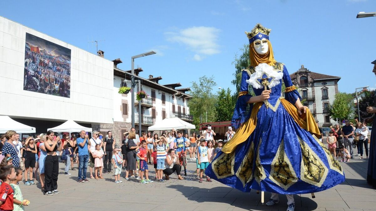 Elizondoko Foruen Plazan egin zen erraldoiaren aurkezpena.