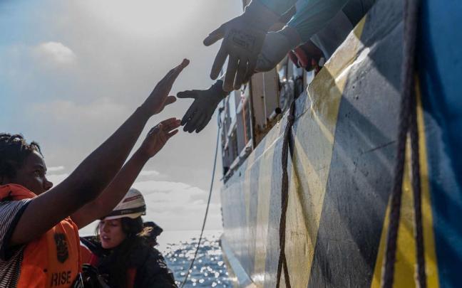 Una de las migrantes rescatadas por el Ocean Viking. Una de las migrantes rescatadas por el Ocean Viking.
