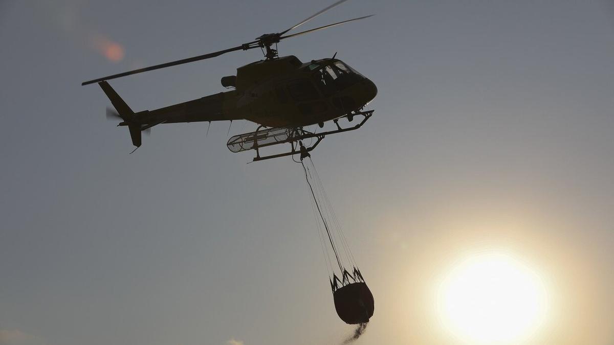 Un helicóptero de bomberos, en un incendio.