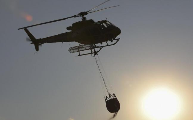 Un helicóptero de bomberos, en un incendio. Un helicóptero de bomberos, en un incendio.