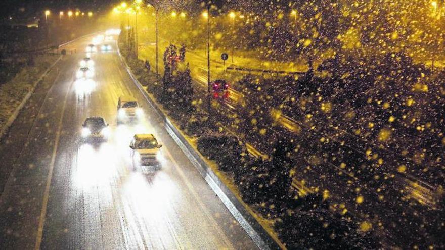 Estado de la Ronda de Pamplona, ayer a primera hora de la noche, bajo una copiosa nevada.