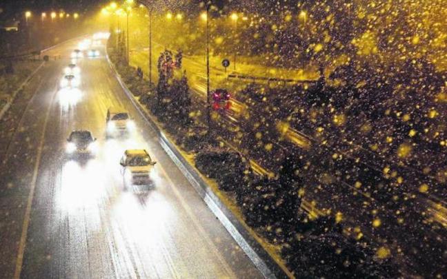 Estado de la Ronda de Pamplona, ayer a primera hora de la noche, bajo una copiosa nevada. Estado de la Ronda de Pamplona, ayer a primera hora de la noche, bajo una copiosa nevada.