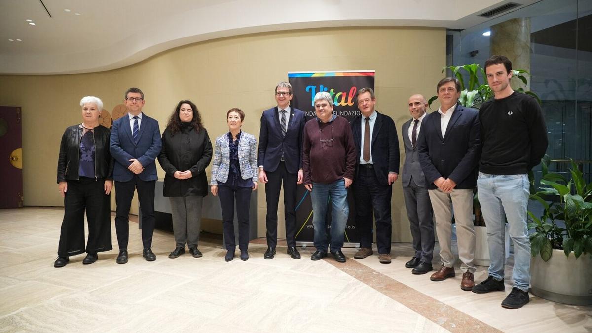 El alcalde, Gorka Urtaran, y el consejero Bingen Zupiria flanquean a Juan Ibarrondo, responsable del documental, junto a otros representantes institucionales.