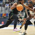 Adam Smith penetra ante la defensa del Nymburk.