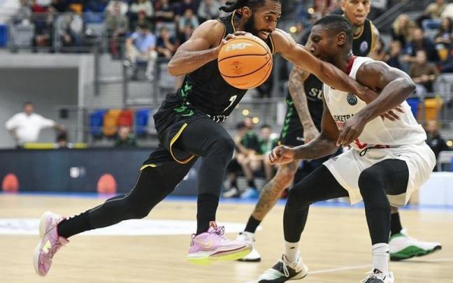 Adam Smith penetra ante la defensa del Nymburk.