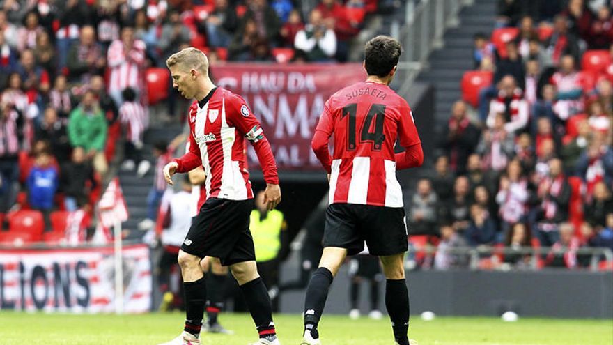 Muniain y Susaeta se cruzan sobre el césped después de que en una imagen de archivo.