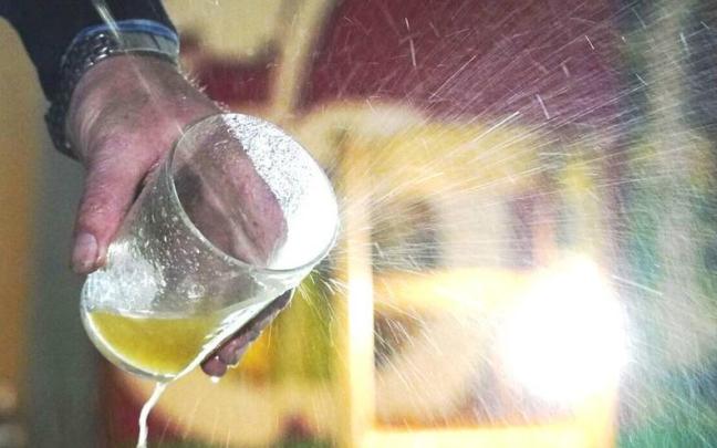 La nueva sidra ya se puede degustar en la sidrería Uxarte de Amorebieta ya que, pese a la escasez de la cosecha de 2022, la temporada comienza esta misma noche. La nueva sidra ya se puede degustar en la sidrería Uxarte de Amorebieta ya que, pese a la escasez de la cosecha de 2022, la temporada comienza esta misma noche.