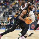 Adam Smith penetra a canasta en el duelo ante el Nymburk.