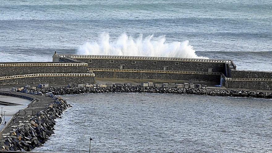 Grandes olas chocan contra el dique de abrigo del puerto de Mutriku.