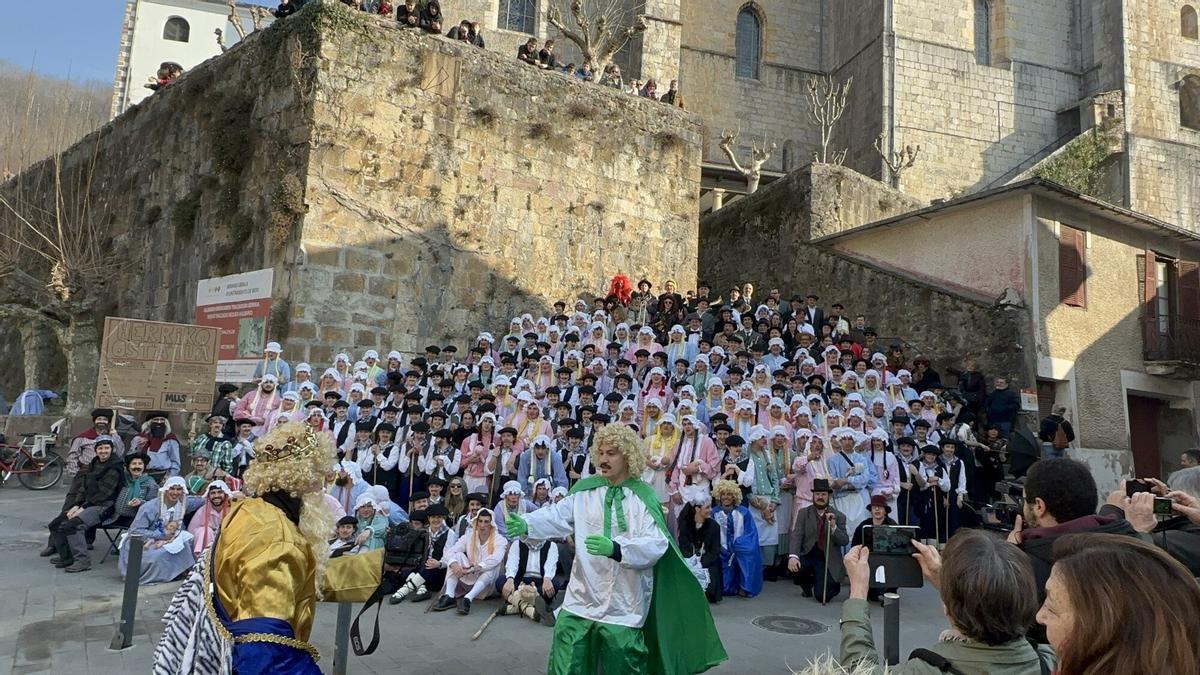 La escalinata de la iglesia se quedó pequeña para acoger toda la comparsa.