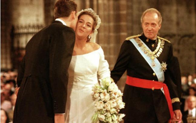 Juan Carlos de Borbón observa el beso de su hija la infanta Cristina con Iñaki Urdangarin en el día de su boda.