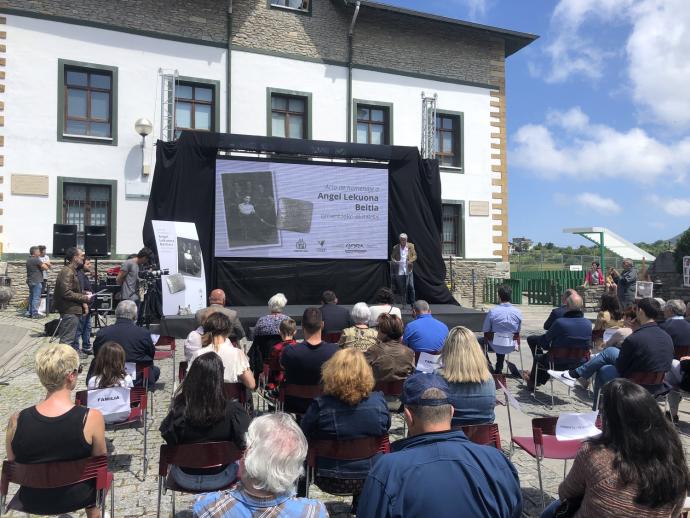 El sobrino de Lekuona, Ángel Gandarias, se dirige a las muchas personas que participaron en el acto en Busturia.