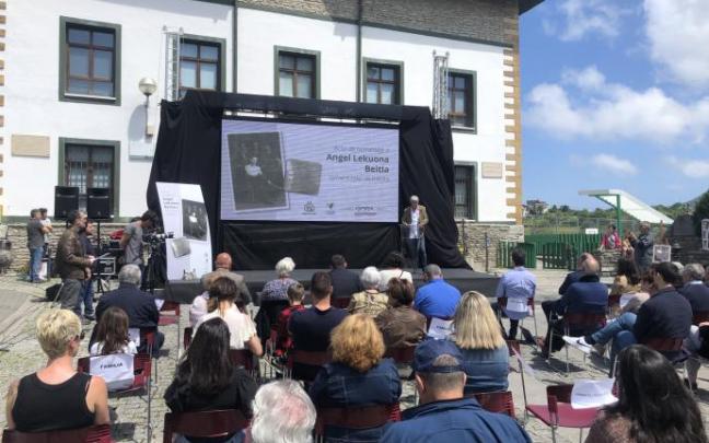 El sobrino de Lekuona, Ángel Gandarias, se dirige a las muchas personas que participaron en el acto en Busturia.