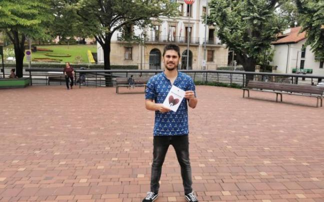 Eder López trabaja en el Ayuntamiento de Sestao y acaba de publicar su primera novela.