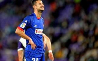 Gorka Guruzeta, que lleva nueve goles en lo que va de curso, se lamenta ante el Valladolid.