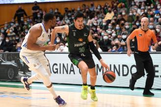 Derek Willis trata de dessbordar al madridista Yabousele.