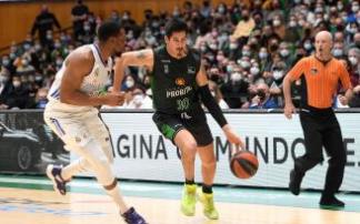 Derek Willis trata de dessbordar al madridista Yabousele.