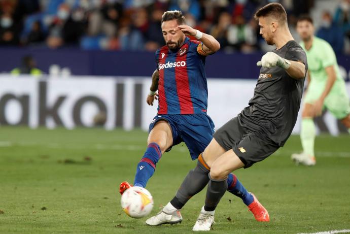 Simón golpea el balón ante la oposición de Morales en el partido de la primera vuelta en el Ciutat de València (0-0).