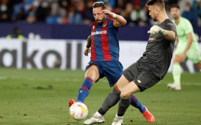 Simón golpea el balón ante la oposición de Morales en el partido de la primera vuelta en el Ciutat de València (0-0).