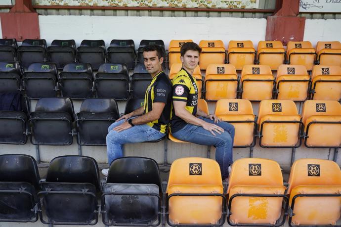 A la izquierda, Mikel Castrillejo, jugador del Barakaldo. A la derecha, Jon Urkiza, futbolista del Portugalete.