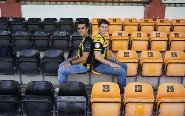 A la izquierda, Mikel Castrillejo, jugador del Barakaldo. A la derecha, Jon Urkiza, futbolista del Portugalete.