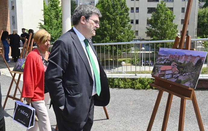 Juan Mari Aburto, en la exposición de fotografía.