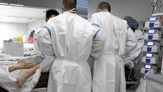 Personal sanitario atiende a un enfermo de coronavirus. Foto: E.P.