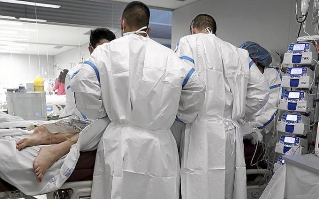 Personal sanitario atiende a un enfermo de coronavirus. Foto: E.P.