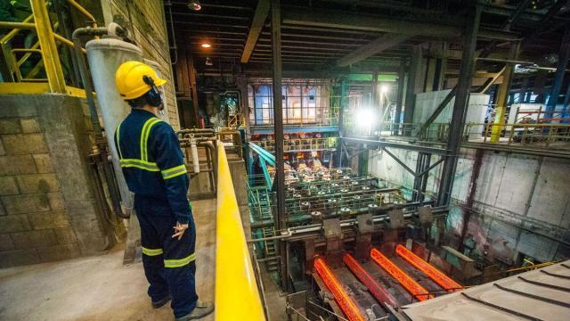 Un trabajador vigila la colada en la planta de Sidenor en Basauri.
