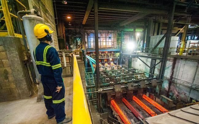 Un trabajador vigila la colada en la planta de Sidenor en Basauri. Un trabajador vigila la colada en la planta de Sidenor en Basauri.