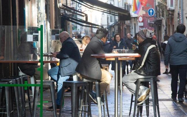 Gente en una terraza en Vitoria Gente en una terraza en Vitoria