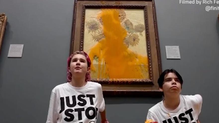 Dos activistas lanzan sopa contra los Girasoles de Van Gogh en Londres.