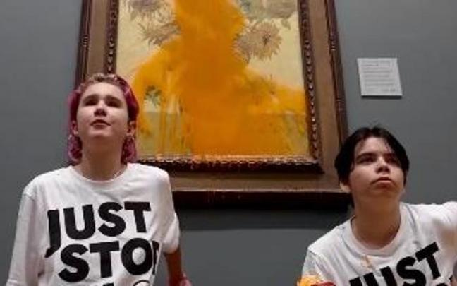 Dos activistas lanzan sopa contra los Girasoles de Van Gogh en Londres.