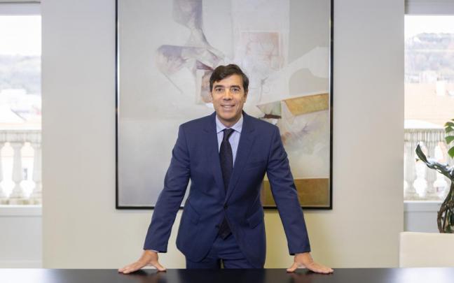 El nuevo presidente de Kutxabank, Aitor Arriola, esta ma&ntilde;ana en la sede del banco.